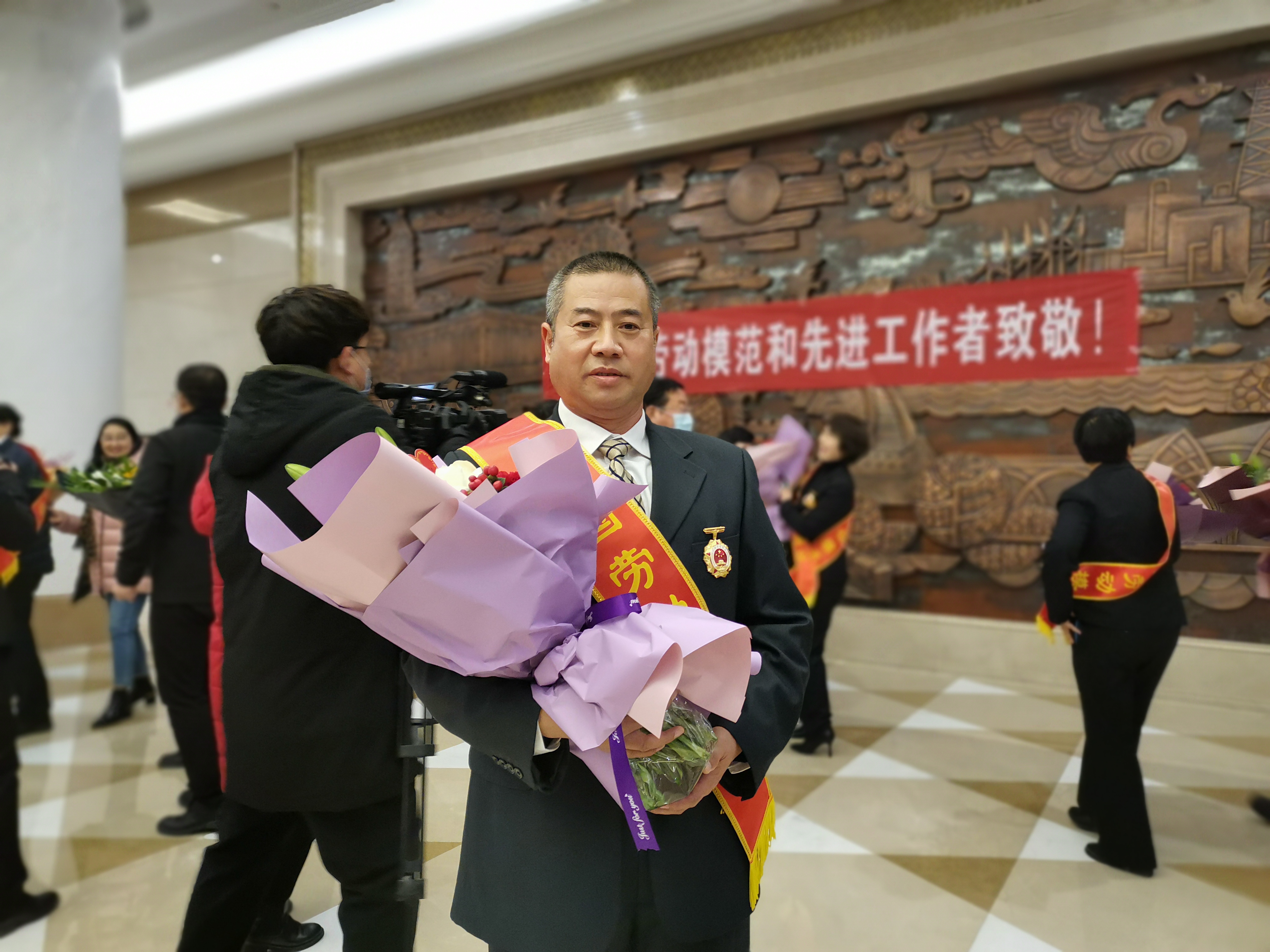 周建宇校友榮獲全國勞動模范稱號(圖1) 周建宇校友榮獲全國勞動模范稱號(圖1)